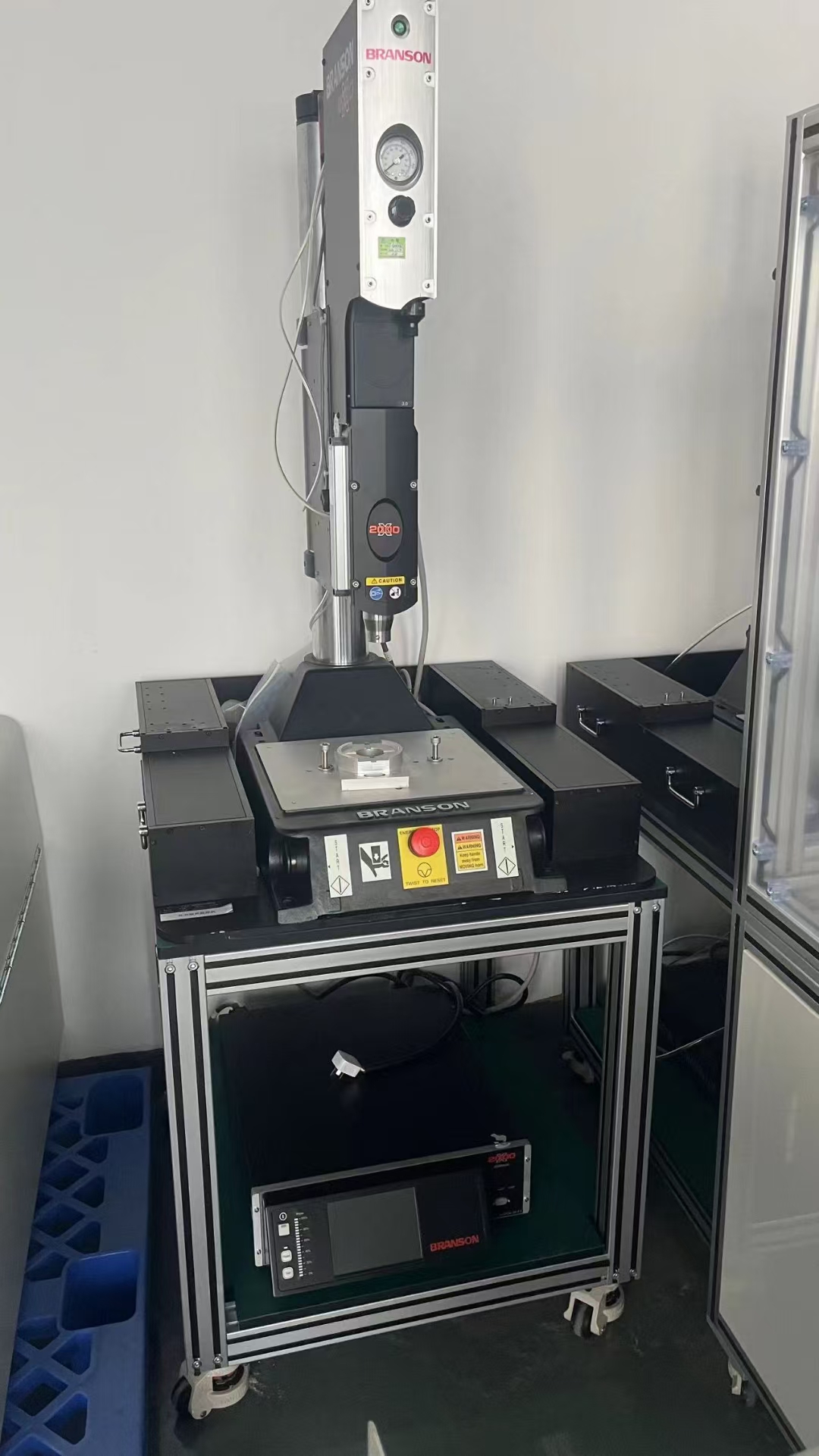 Branson Ultrasonic 2000Xd Welder welding Electronic cigarettes.